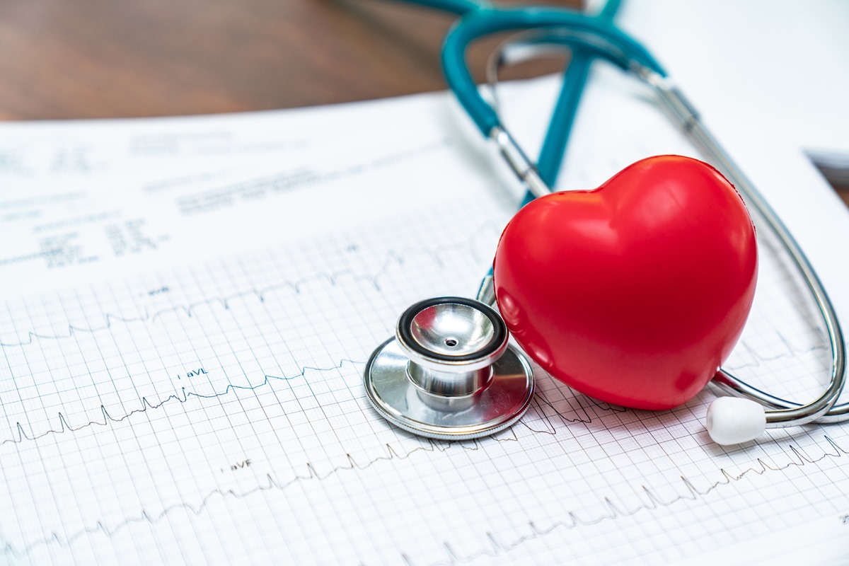 Estetoscópio e coração vermelho de borracha em cima de prontuário médico - Metropoles