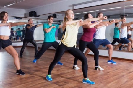 Varias pessoas dançando zumba - Metrópoles