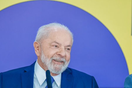 O presidente Lula sorri ao falar durante cerimônia