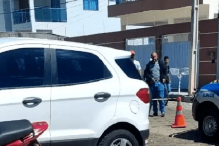 Fotografia colorida de cena do crime onde homem foi assassinado na saída do fórum na Bahia