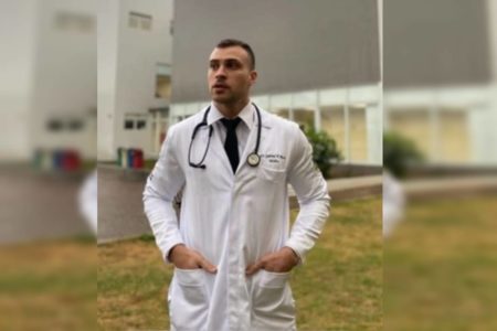 imagem colorida mostra homem branco com cabelos pretos usando jaleco branco e estetoscopio no pescoço, o médico Gabriel Paschoal Rossi - Metrópoles