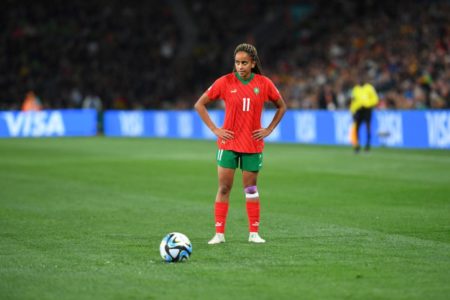 Jogadora da seleção marroquina Fatima Tagnaout aparece se preparando para bater falta em jogo contra a Alemanha