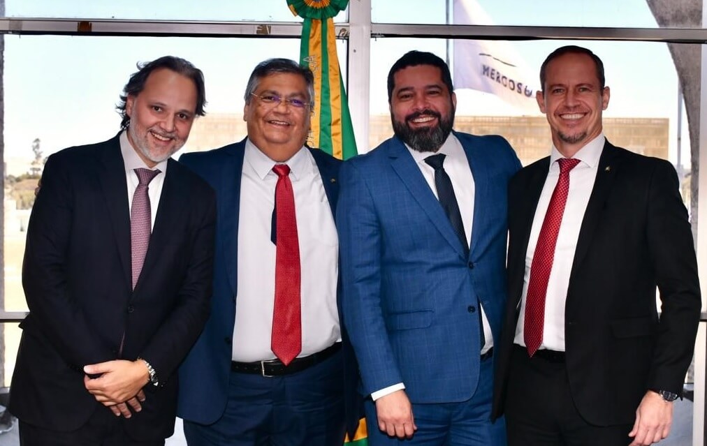 Marco Aurelio Carvalho e Fabiano Silva, coordenadores do grupo Prerrogativas, posam para foto com o ministro da Justiça, Flávio Dino, e com o secretário-executivo da pasta, Ricardo Cappelli