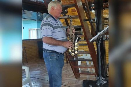 Imagem mostra idoso que viralizou ao tocar saxofone - Metrópoles