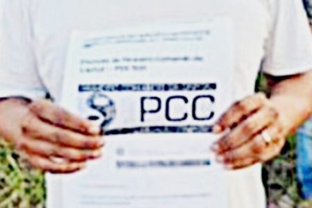 Abin PCC CV imagem colorida mostra pessoa segurando papel com a sigla pcc escrita em letras grandes - Metrópoles