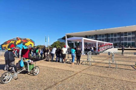 imagem colorida mostra pessoas em frente ao supremo tribunal federal no dia da posse do novo ministro zanin