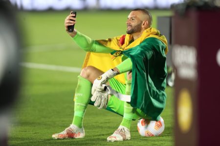 Goleiro Weverton comemorando título de Libertadores pelo Palmeiras - Metrópoles