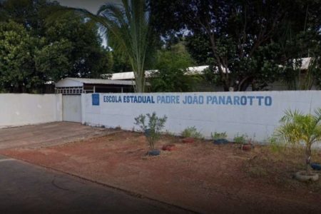 Fotografia colorida de fachada de escola de Cuiabá onde aluna de 12 anos teria sido assediada