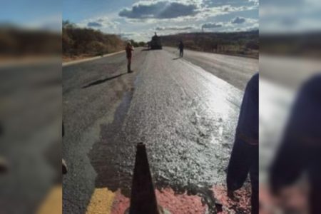 Imagem colorida de ciclofaixa no Piauí sendo apagada - Metrópoles