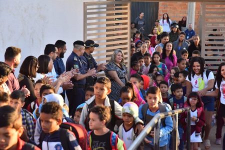 imagem colorida alunos voltam as aulas aparecida de goiania