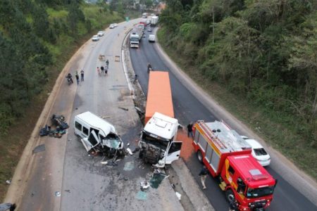 Imagem colorida do acidente na BR-470 visto de cima - Metrópoles -