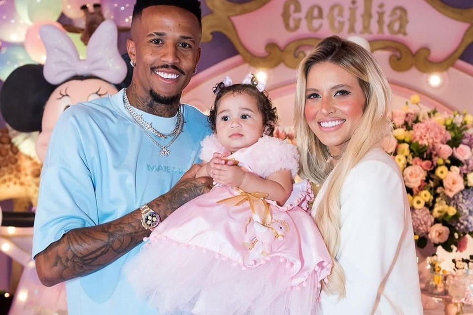 Cássia Lourenço e Éder Militão posam com Cecília no aniversário de um ano - Metrópoles