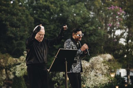 Foto colorida de Hungria Hip Hop e do maestro João Carlos Martins - Metrópoles