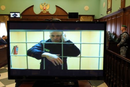 Alexey Navalny aparece em uma televisão durante audiência na Rússia em 2022