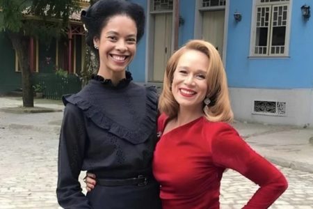 Foto colorida de Mariana Ximenes (Gilda) e Geovanna Zampenini (Benedita) na cidade cenográfica da novela Amor Perfeito - Metrópoles