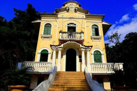 Foto colorida da fachada do Retiro dos Artistas - Metrópoles