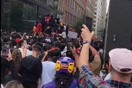Imagem colorida mostra trecho de vídeo de confusão em rua de nova iorque após promessa de playstation grrátis - Metrópoles