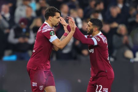 Lucas Paquetá e Saïd Benrahma em ação pelo West Ham - Metrópoles