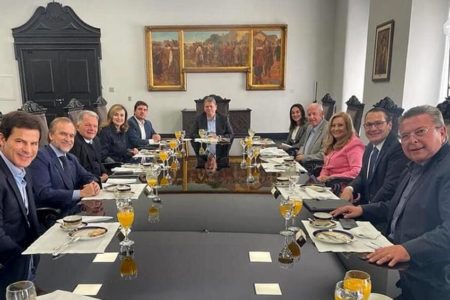 Mesa disposta com Tarcísio ao meio e deputados do PSDB nas laterais - Metrópoles