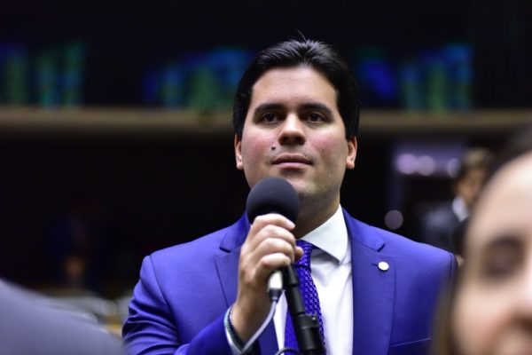 O deputado André Fufuca, do PP do Maranhão, discursa no plenário da Câmara dos Deputados