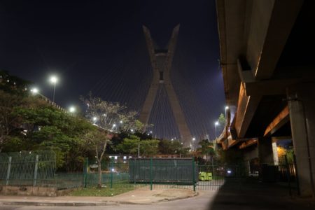 Imagem colorida mostra Ponte Estaiada sem iluminação na noite de São Paulo. Metrópoles