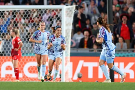 Imagem colorida mostra a jogadora Bonmati, da Espanha (no centro), comemorando gol contra a Suíça pela Copa do Mundo feminina de futebol - Metrópoles