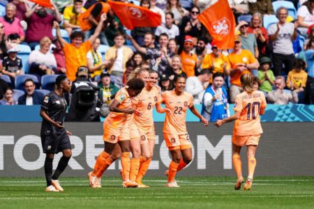 Imagem colorida mostra jogadoras holandesas comemorando gol sobre a África do Sul pelas oitavas de final da Copa do Mundo feminina de futebol - Metrópoles