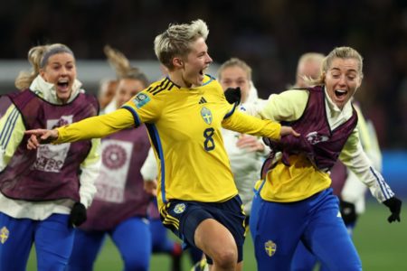 Imagem mostra a jogadora Hurtig, da Suécia, comemorando a validação do gol que deu a vitória sobre os EUA na Copa do Mundo feminina de futebol - Metrópoles