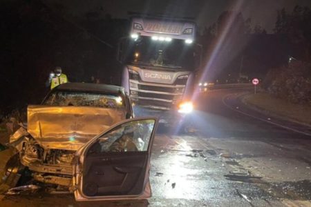 Imagem colorida mostra Caminhão e carro bateram de frente e três pessoas morreram em Santa Catarina - Metrópoles