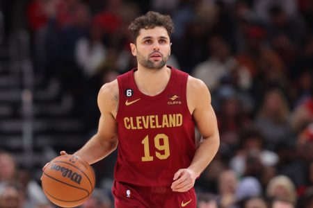 Raulzinho em ação pelo Cavaliers na NBA - Metrópoles