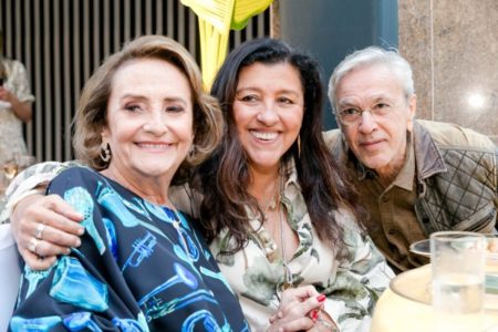 Lucinha Araújo, Regina Casé e Caetano Veloso em festa de Lucinha - Metrópoles