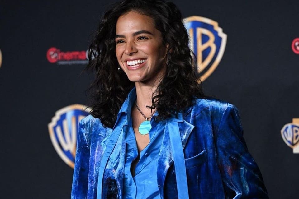 Bruna Marquezine vesta azul no lançamento de Besouro Azul - Metrópoles