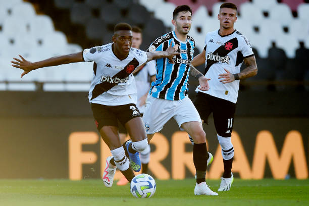 Léo Pelé, do Vasco, em ação contra o Grêmio