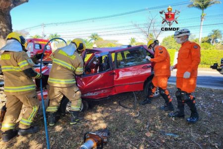 bombeiros tentam resgatar pessoa presa a ferrugens dentro do carro