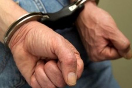 Imagem colorida dos punhos algemados do homem que matou a companheira em Alagoas e foi preso em Goiás - Metrópoles