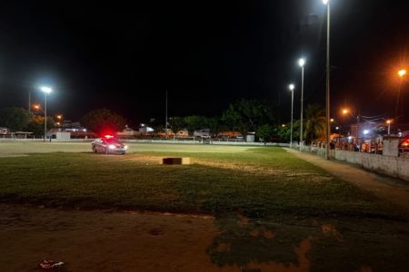 Imagem colorida de polícia em campo de futebol onde vítima foi assassinada a tiros - Metrópoles