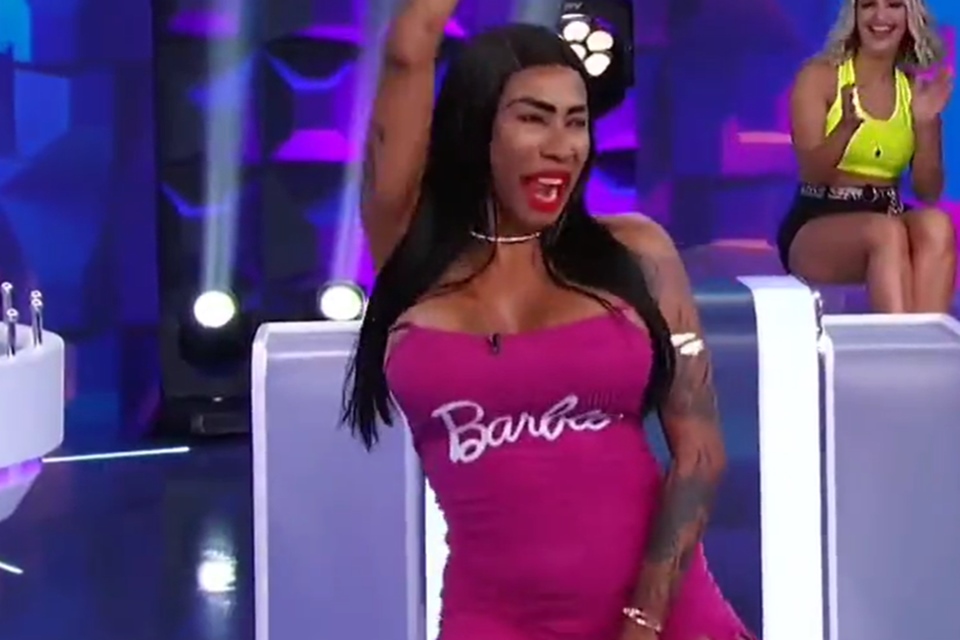 Foto colorida de Inês Brasil no Programa Silvio Santos - Metrópoles