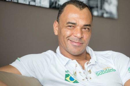 Cafu sorrindo de lado durante entrevista concedida em Berlim no ano de 2017