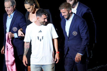 Imagem colorida de Messi ao lado de Beckham - Metrópoles