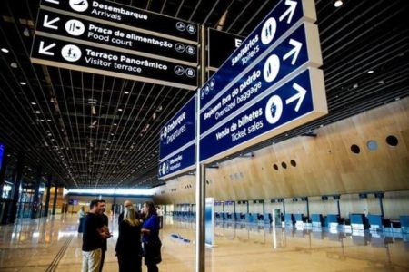 Imagem colorida mostra aeroporto - Metrópoles