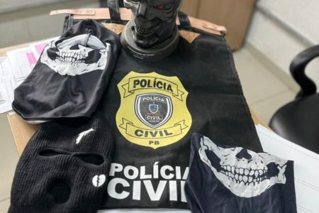 Imagem colorida de roupas utilizadas para fazer apologia a crimes - Metrópoles