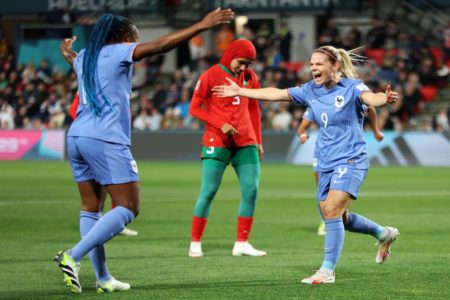 Jogadoras da Franças, vestidas com uniforme azul, comemorar gol, enquanto jogadora do Marrocos, vestida de vermelho, lamenta cabisbaixa - Metrópoles