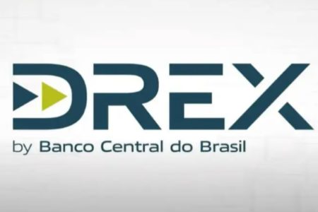Imagem colorida do logotipo do Drex, a moeda digital do Brasil, lançada pelo Banco Central. Letras na cor azul com detalhe em verde e fundo branco - Metrópoles