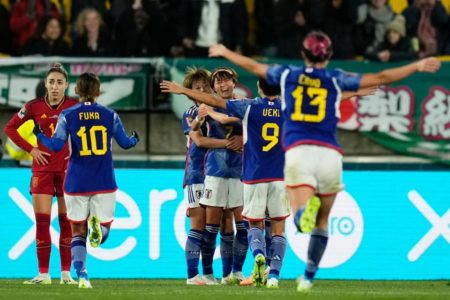 Vestidas de uniforme azul, jogadoras japonesas correm para comemorar gol - Metrópoles