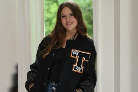 Foto mostra jovem americana que morreu vitima de ameba mortal usando o casaco de sua escola
