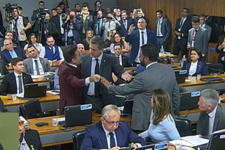 Marco Feliciano e Soraya Thronicke brigam em CPI