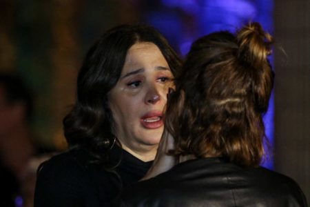 Foto colorida de Claudia Raia de preto no velório de Aracy Balabanian - Metrópoles