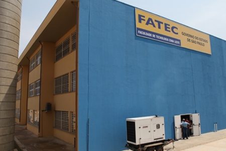 foto colorida de prédio da Fatec zona leste, com uma das laterais em azul e outra com detalhes em amarelo e janelas