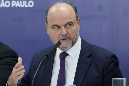 Imagem colorida do deputado estadual Ricardo Madalena de terno e gravata falando ao microfone em audiência na Assembleia Legislativa de São Paulo (Alesp) - metrópoles