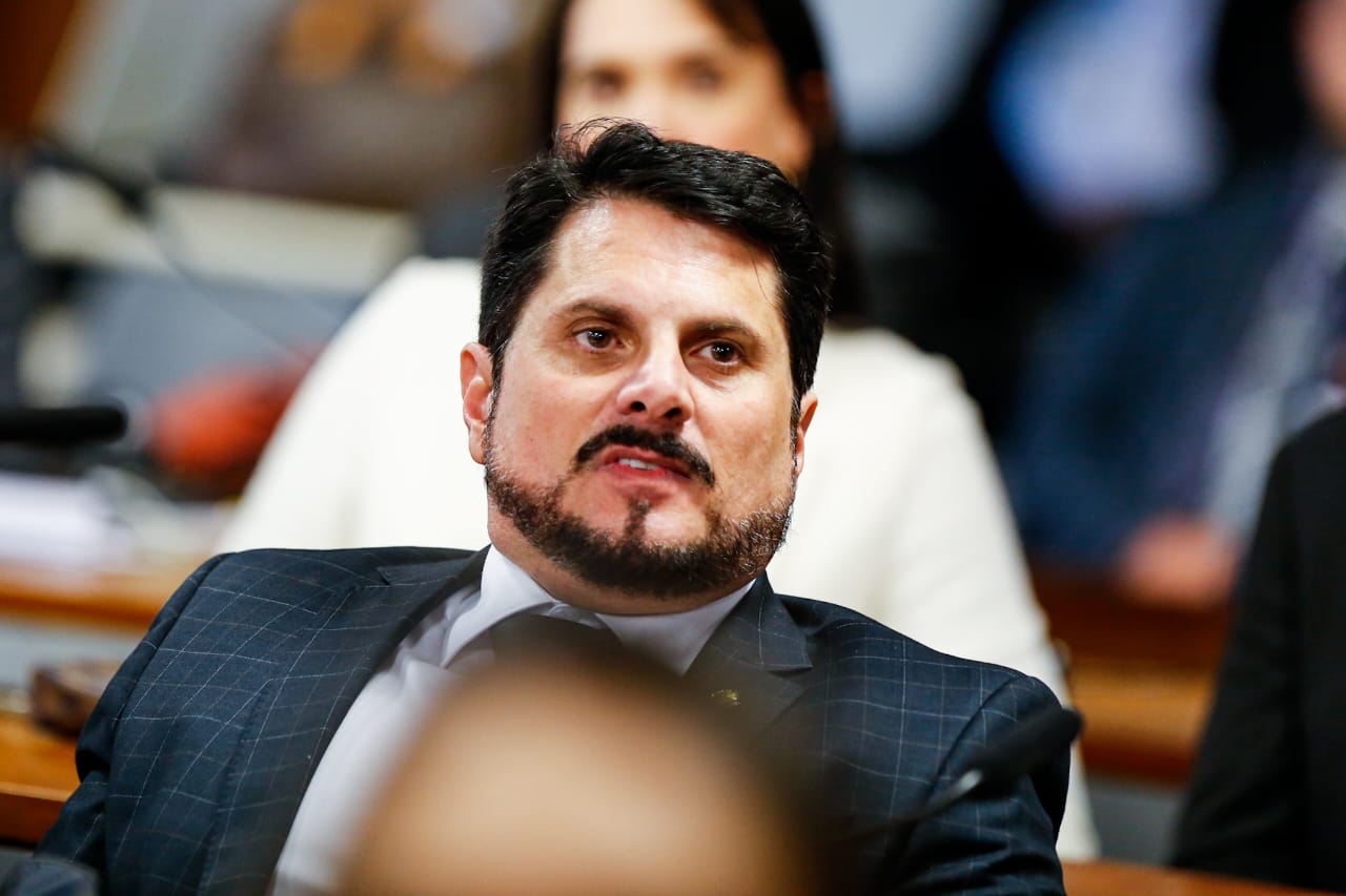 Senador Marcos do Val aparece na CPMI do 8 de Janeiro pela primeira vez desde que tirou licensa médica, há cerca de 40 dias - Metrópoles